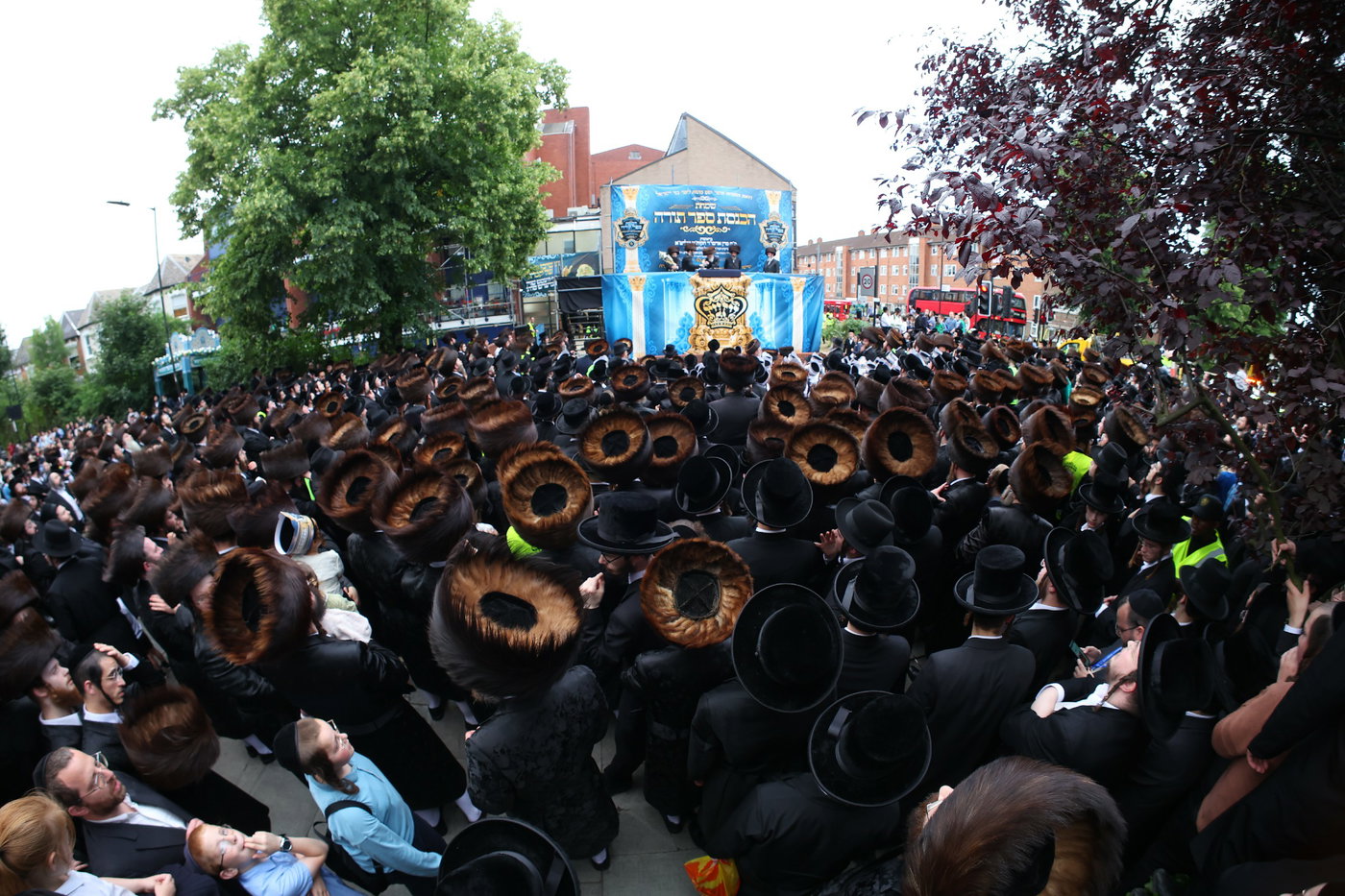 חנוכת הבית לבניין ישיבת “ישועות משה” בלונדון והכנסת ספר תורה