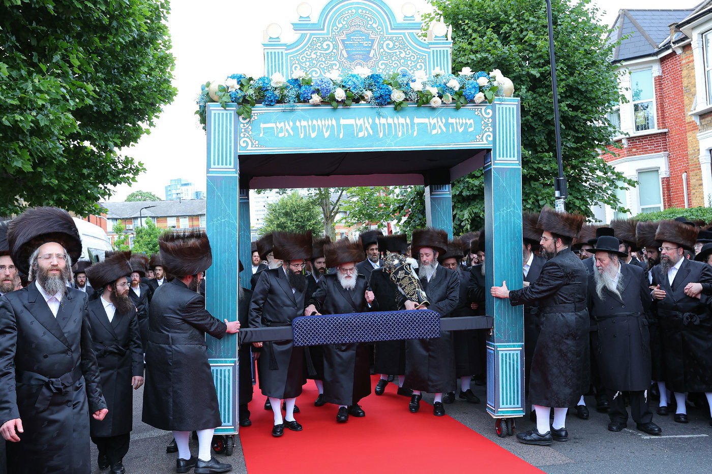 חנוכת הבית לבניין ישיבת “ישועות משה” בלונדון והכנסת ספר תורה