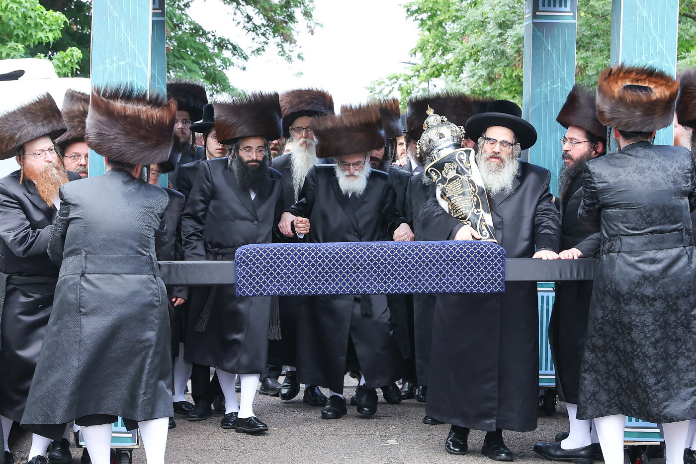 חנוכת הבית לבניין ישיבת “ישועות משה” בלונדון והכנסת ספר תורה
