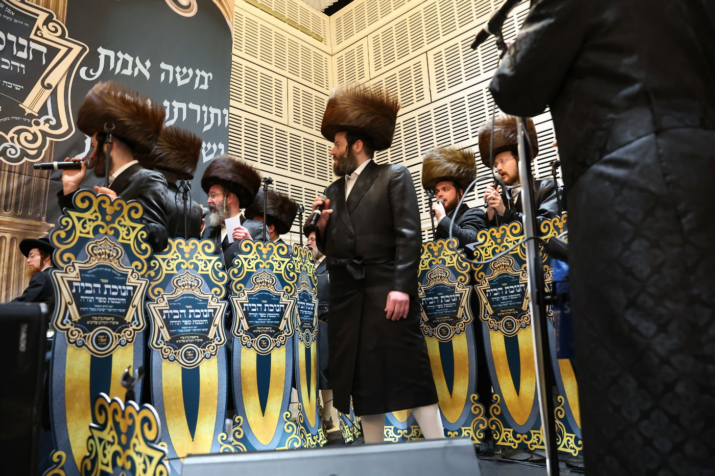 חנוכת הבית לבניין ישיבת “ישועות משה” בלונדון והכנסת ספר תורה
