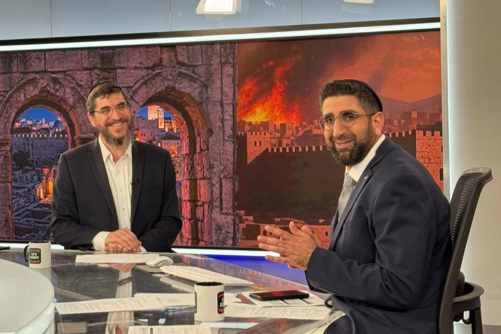 ראש הישיבה התיישב על הרצפה בחתונה | 'זופניק בכיכר' עם כל התמונות, הנייעס והחשיפות של השבוע