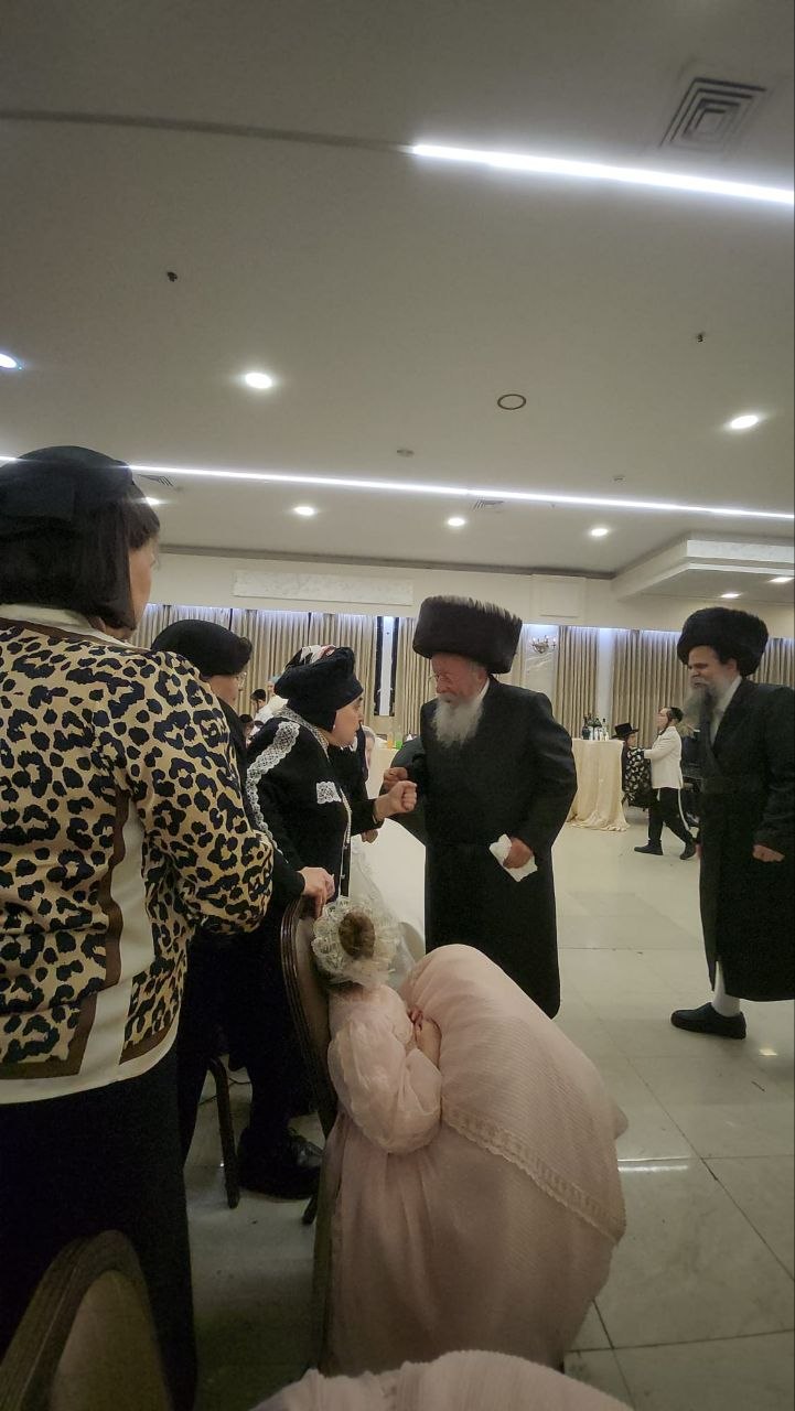 ראש הישיבה התיישב על הרצפה בחתונה | 'זופניק בכיכר' עם כל התמונות, הנייעס והחשיפות של השבוע