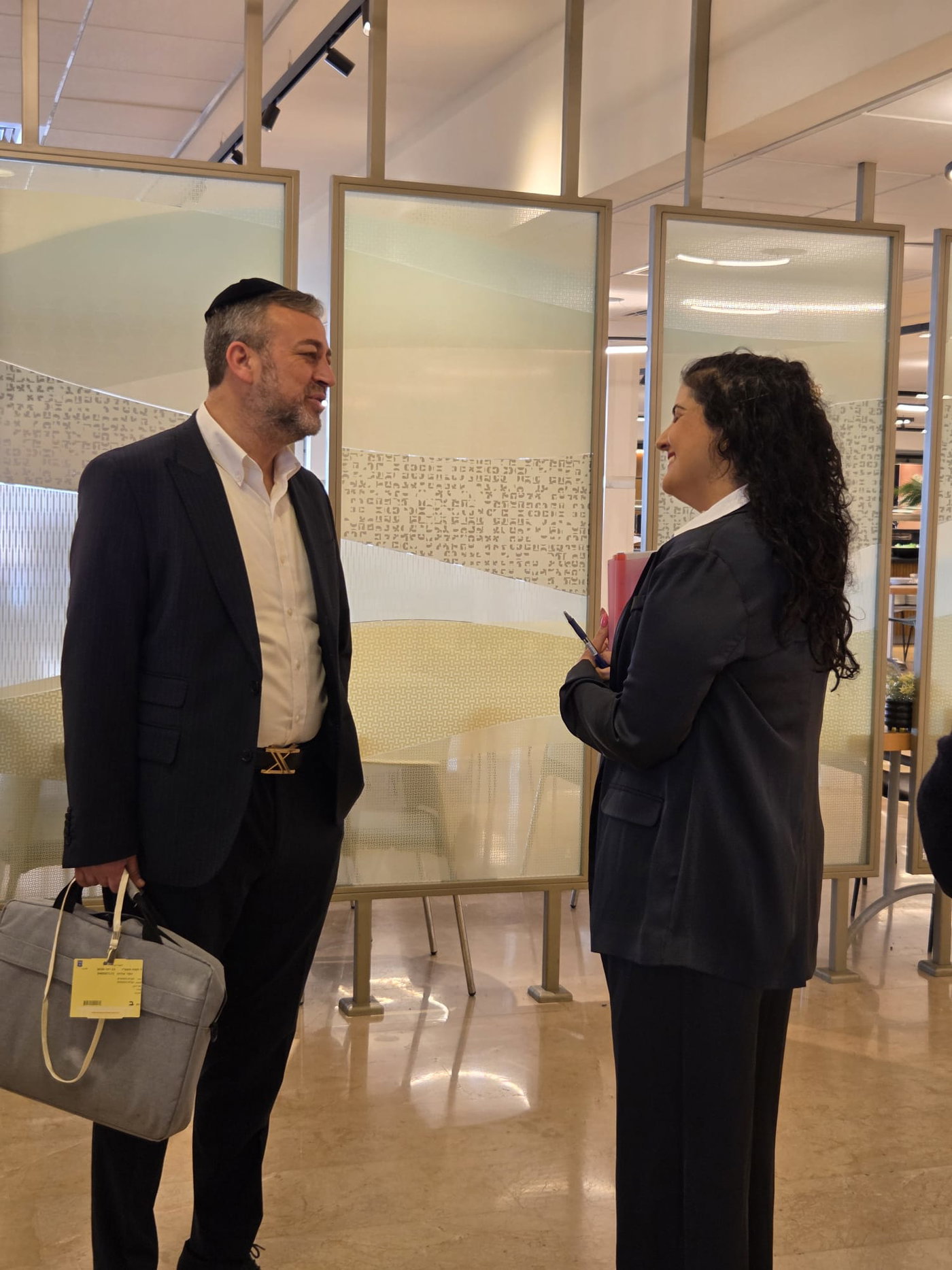 ראש הישיבה התיישב על הרצפה בחתונה | 'זופניק בכיכר' עם כל התמונות, הנייעס והחשיפות של השבוע