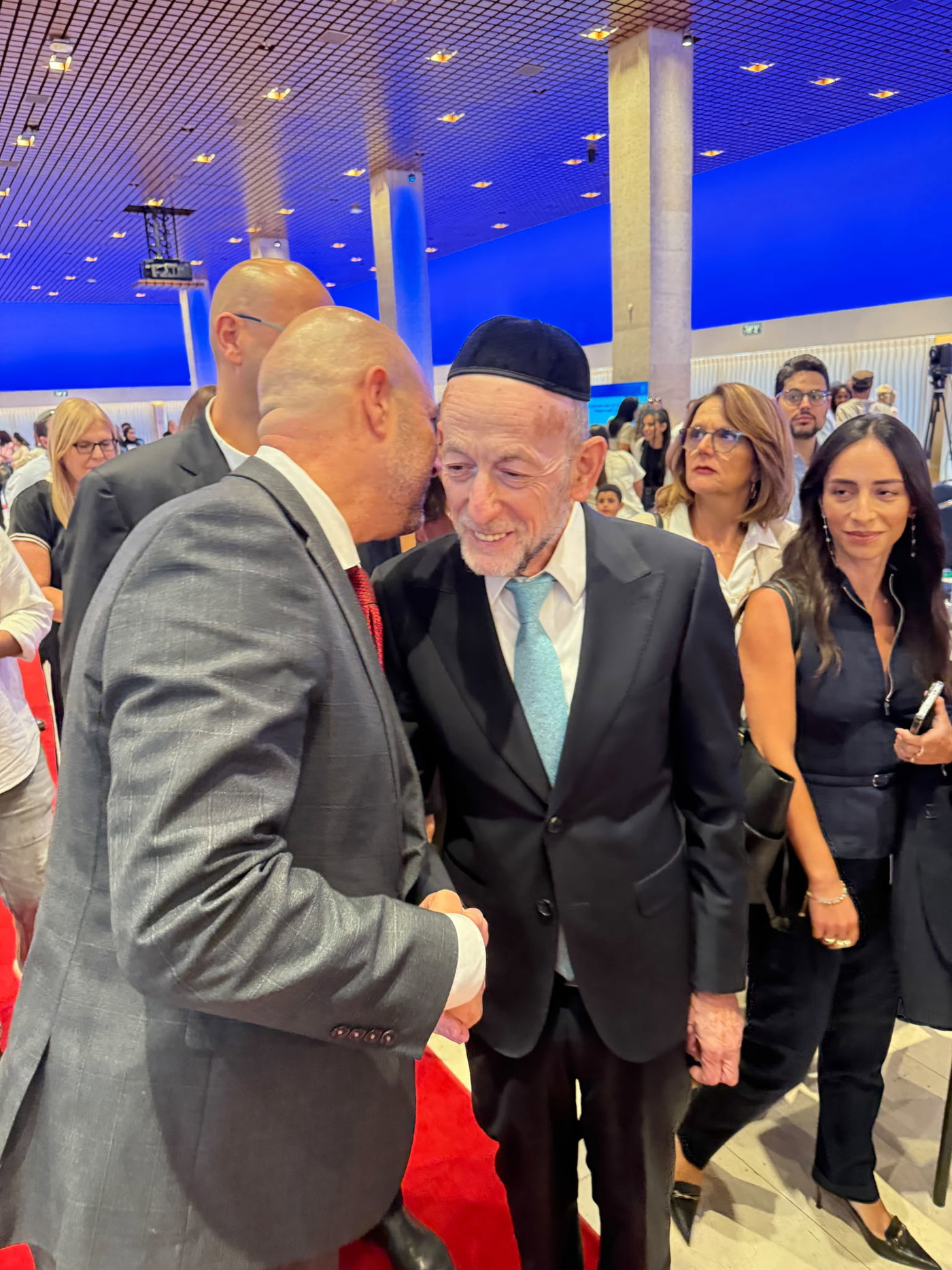 ראש הישיבה התיישב על הרצפה בחתונה | 'זופניק בכיכר' עם כל התמונות, הנייעס והחשיפות של השבוע