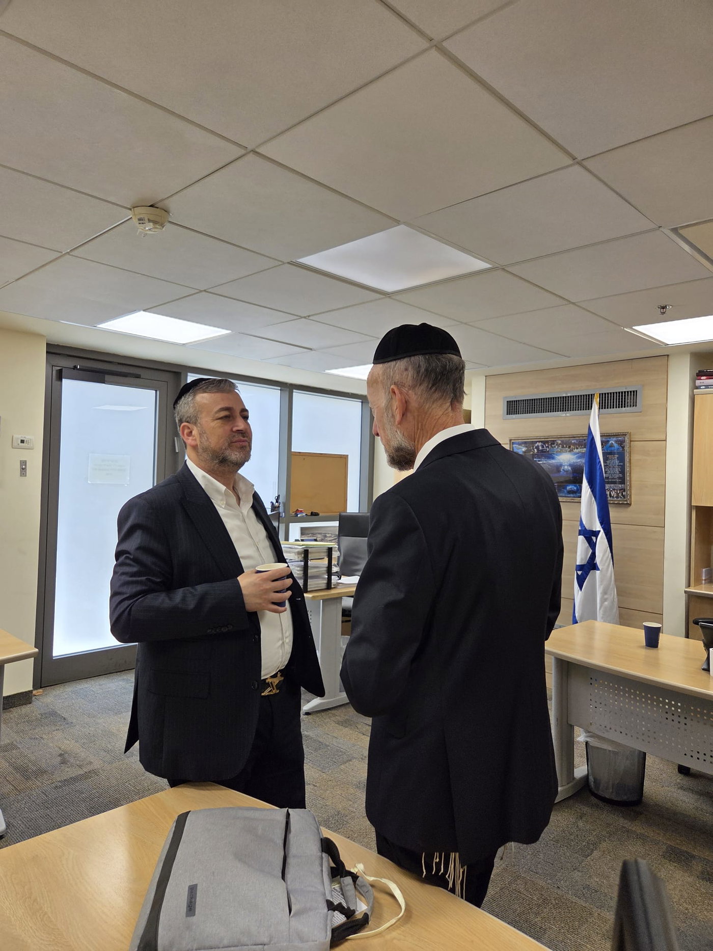ראש הישיבה התיישב על הרצפה בחתונה | 'זופניק בכיכר' עם כל התמונות, הנייעס והחשיפות של השבוע