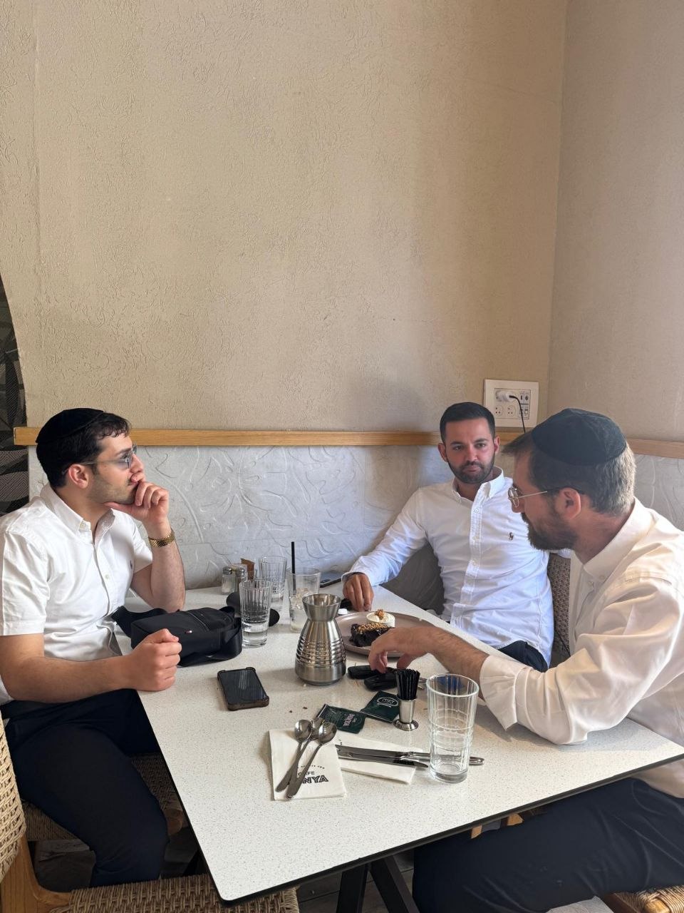 ראש הישיבה התיישב על הרצפה בחתונה | 'זופניק בכיכר' עם כל התמונות, הנייעס והחשיפות של השבוע