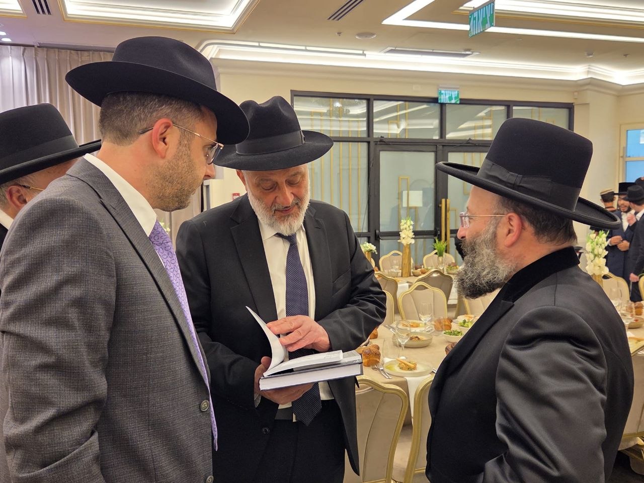 ראש הישיבה התיישב על הרצפה בחתונה | 'זופניק בכיכר' עם כל התמונות, הנייעס והחשיפות של השבוע