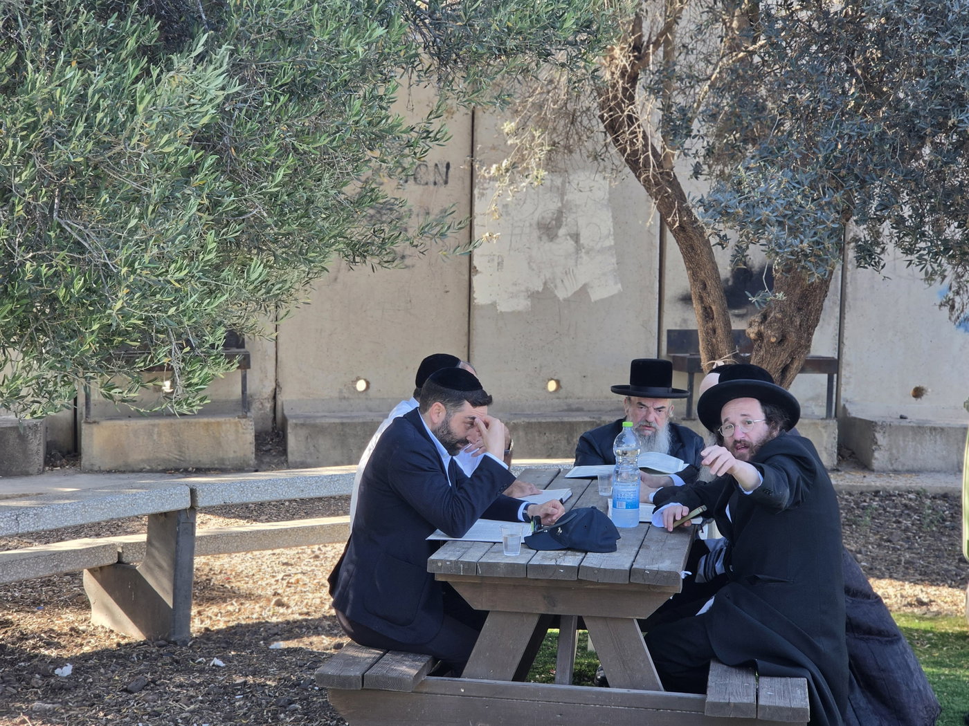 ראש הישיבה התיישב על הרצפה בחתונה | 'זופניק בכיכר' עם כל התמונות, הנייעס והחשיפות של השבוע