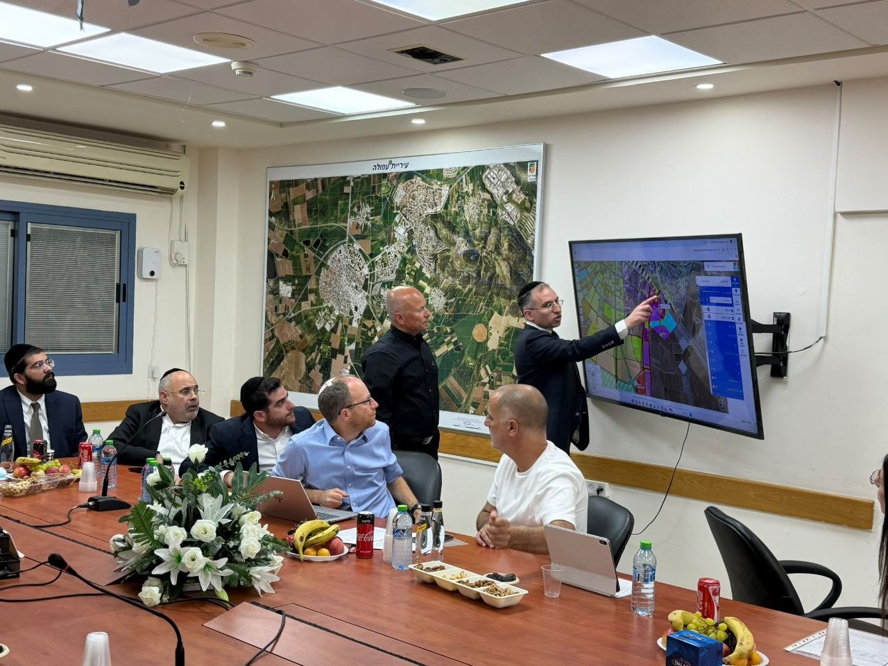 ראש הישיבה התיישב על הרצפה בחתונה | 'זופניק בכיכר' עם כל התמונות, הנייעס והחשיפות של השבוע