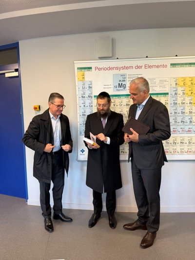 השותפות המפתיעה של ענקית המדע עם העבר הנאצי - והרב החרדי