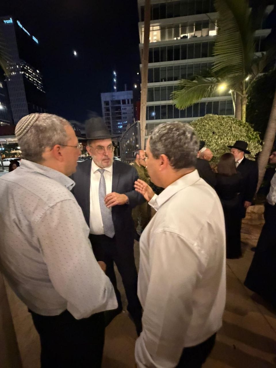 ראש הישיבה התיישב על הרצפה בחתונה | 'זופניק בכיכר' עם כל התמונות, הנייעס והחשיפות של השבוע