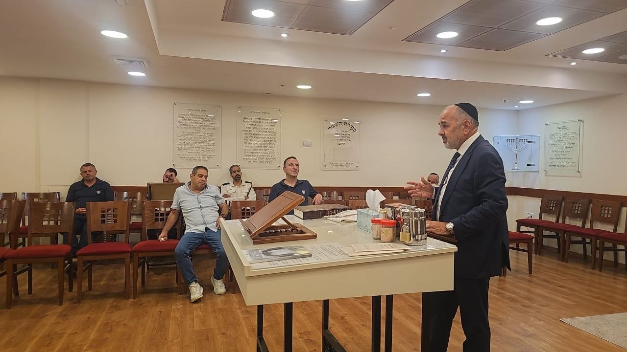 ראש הישיבה התיישב על הרצפה בחתונה | 'זופניק בכיכר' עם כל התמונות, הנייעס והחשיפות של השבוע