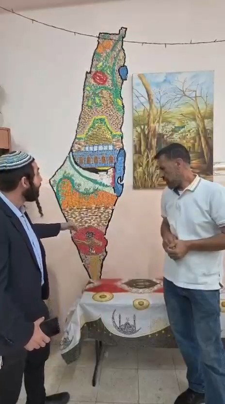 צפו: צבי סוכות נכנס לבית הספר הפלסטיני עם שוטרים - והתעמת עם המנהל
