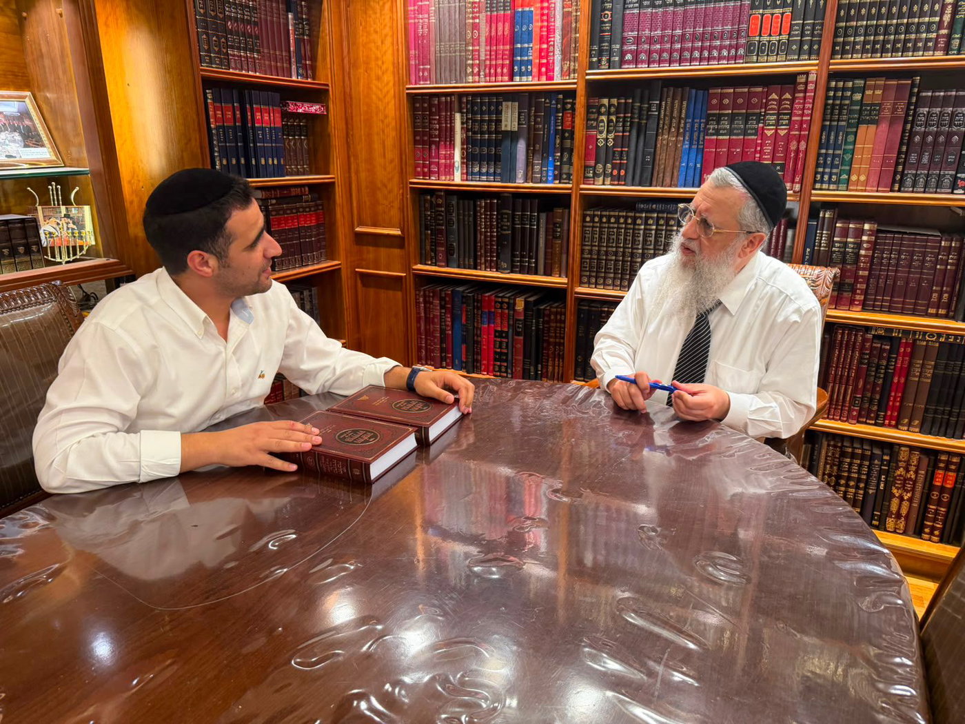 ראש הישיבה התיישב על הרצפה בחתונה | 'זופניק בכיכר' עם כל התמונות, הנייעס והחשיפות של השבוע
