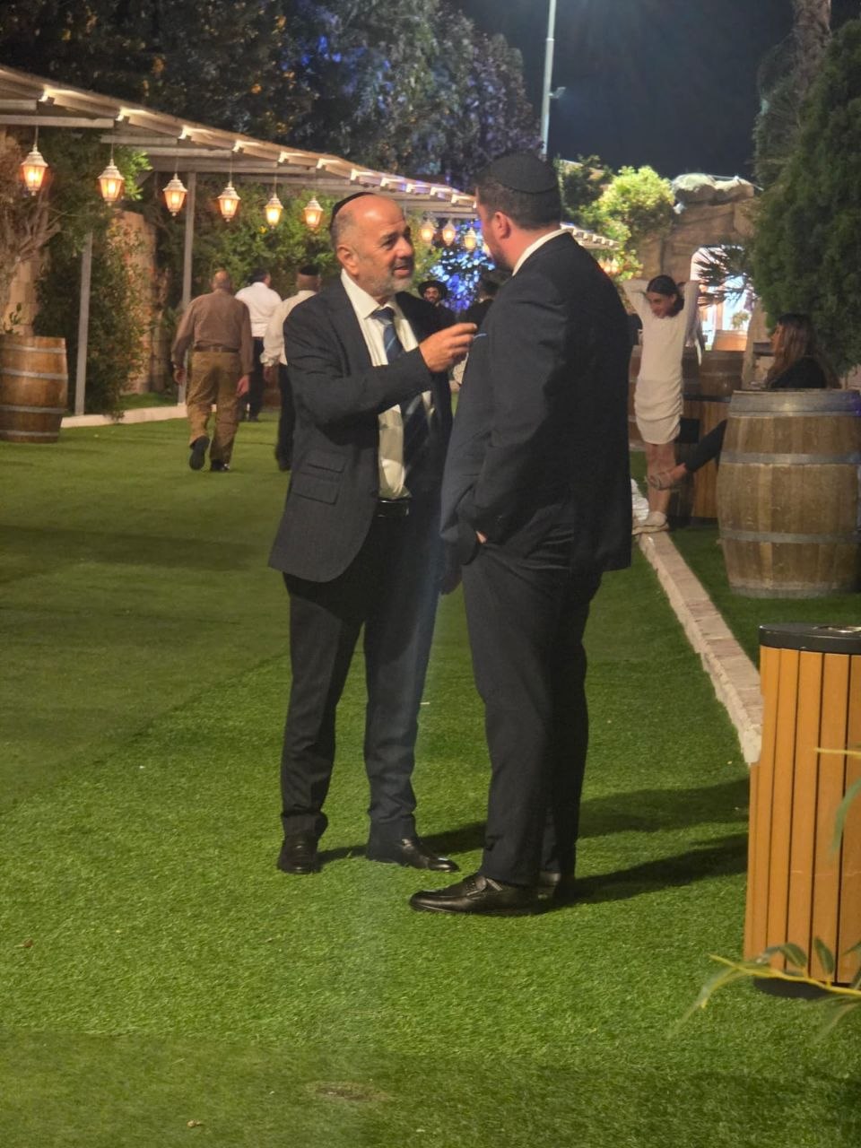 ראש הישיבה התיישב על הרצפה בחתונה | 'זופניק בכיכר' עם כל התמונות, הנייעס והחשיפות של השבוע