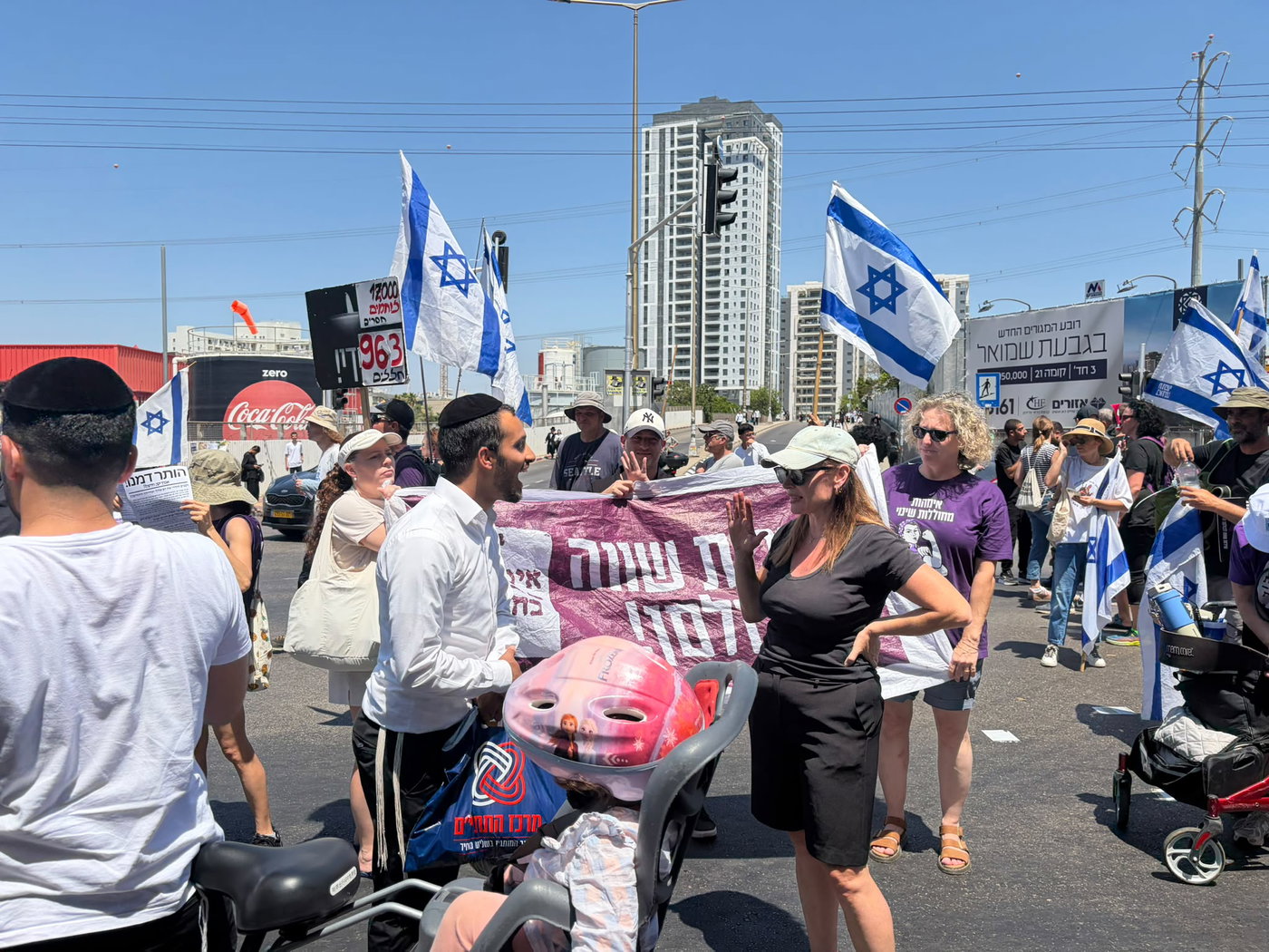 פרובוקציה ערב שבת: עשרות מפגיני שמאל חוסמים את הכניסה לבני ברק: "לשבש את החיים"