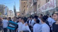 העימות האידיאולוגי - בשירה: 'התקווה' מול 'עוצו עצה' בהפגנה בבני ברק