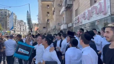 העימות האידיאולוגי - בשירה: 'התקווה' מול 'עוצו עצה' בהפגנה בבני ברק