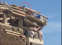 שמדינות קורסות: אזרח גיבור ללא ציוד חילץ מגורד שחקים