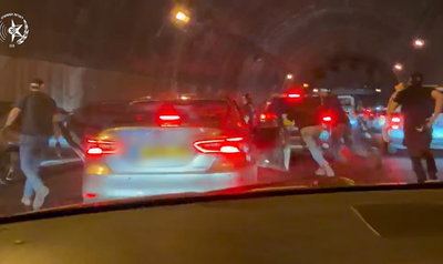 אקדחים שלופים במנהרה בירושלים: בלשים רצים ושולפים את חברי החולייה | צפו