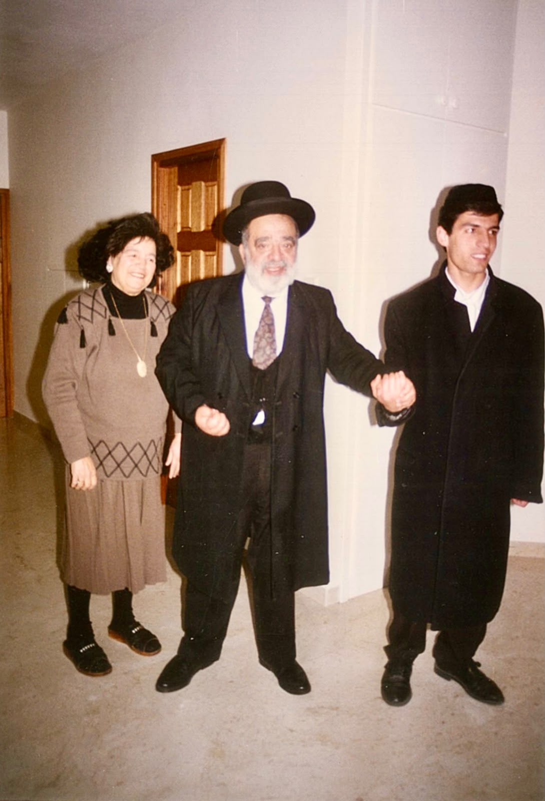 ר' מרדכי חסידים עם חכם בן ציון אבא שואל זצ"ל ורעייתו הרבנית ע"ה