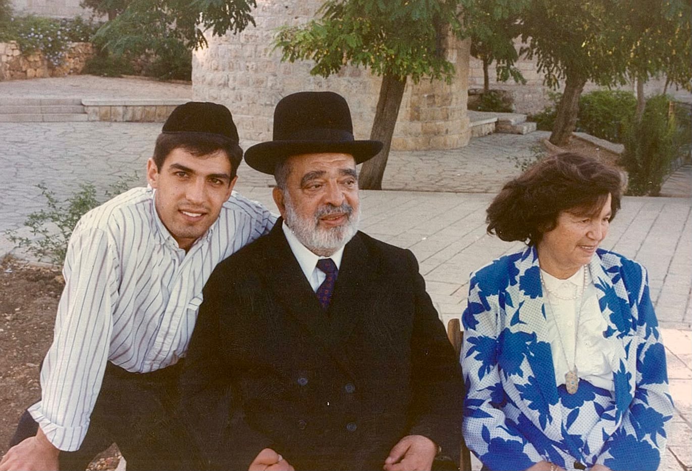 ר' מרדכי חסידים עם חכם בן ציון אבא שואל זצ"ל ורעייתו הרבנית ע"ה