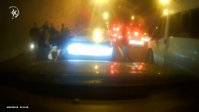 מעצר דרמטי בכביש 1: גנב הרכב התבצר, הבלשים שלפו אותו | צפו
