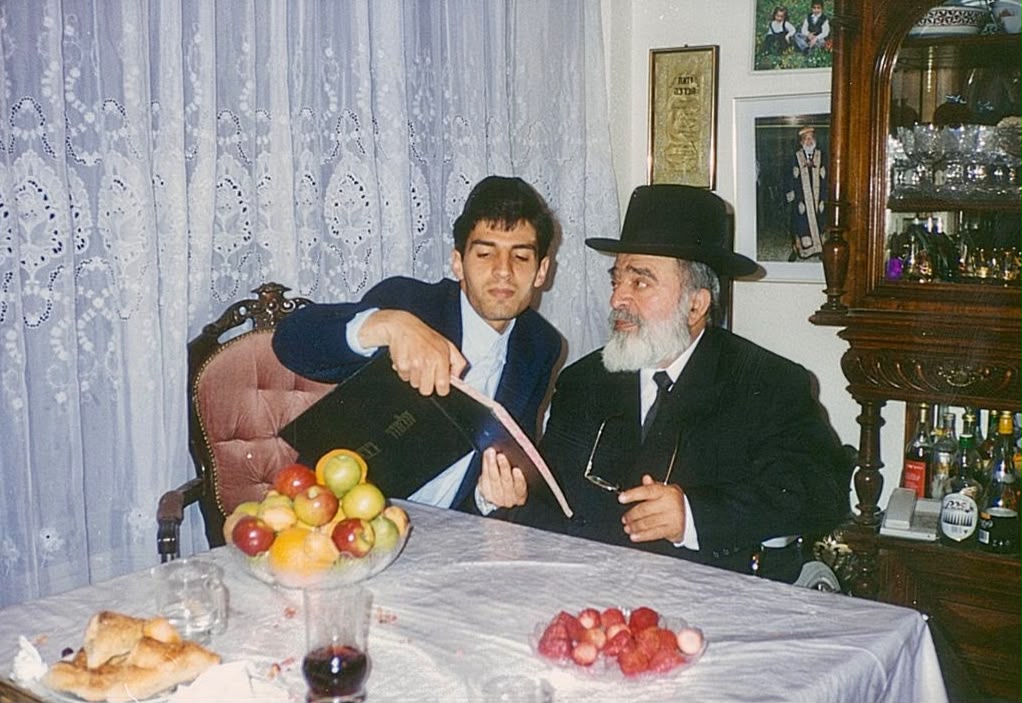 ר' מרדכי חסידים עם מורו ורבו חכם בן ציון אבא שואל זצ"ל