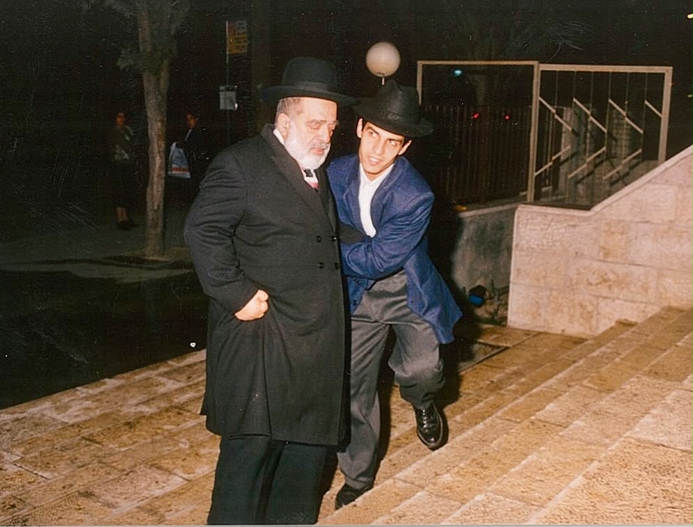 ר' מרדכי חסידים עם מורו ורבו חכם בן ציון אבא שואל זצ"ל