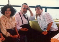 ר' מרדכי חסידים עם חכם בן ציון אבא שאול זצ"ל ורעייתו הרבנית ע"ה על אונייה בים