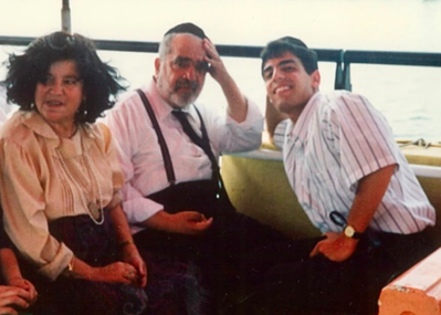 ר' מרדכי חסידים עם חכם בן ציון אבא שאול זצ"ל ורעייתו הרבנית ע"ה על אונייה בים