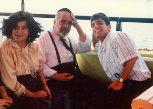ר' מרדכי חסידים עם חכם בן ציון אבא שאול זצ"ל ורעייתו הרבנית ע"ה על אונייה בים