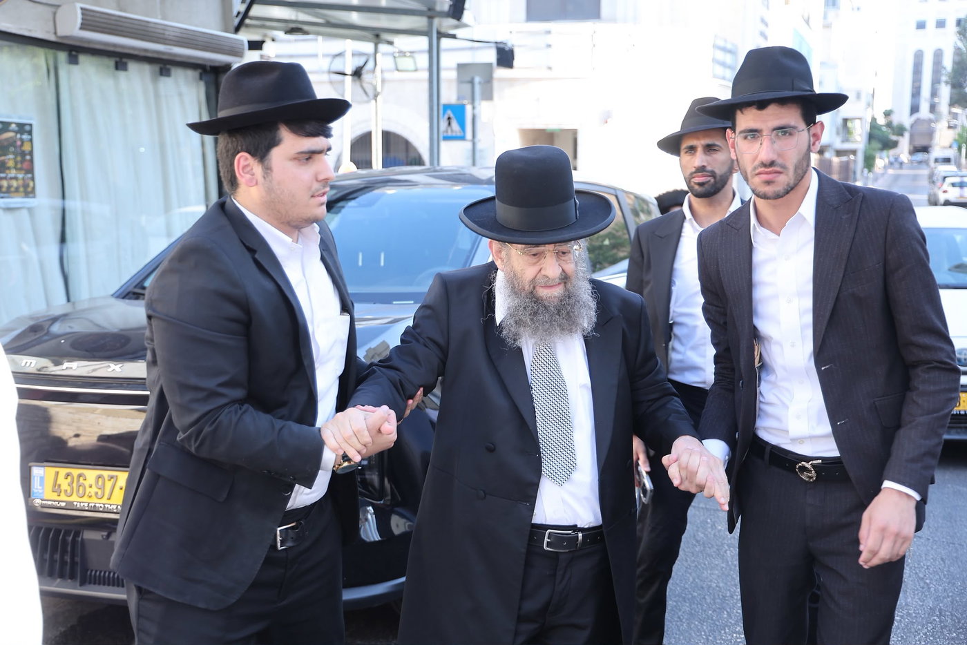 הגר"מ בן שמעון בדרכו לקבלת פנים