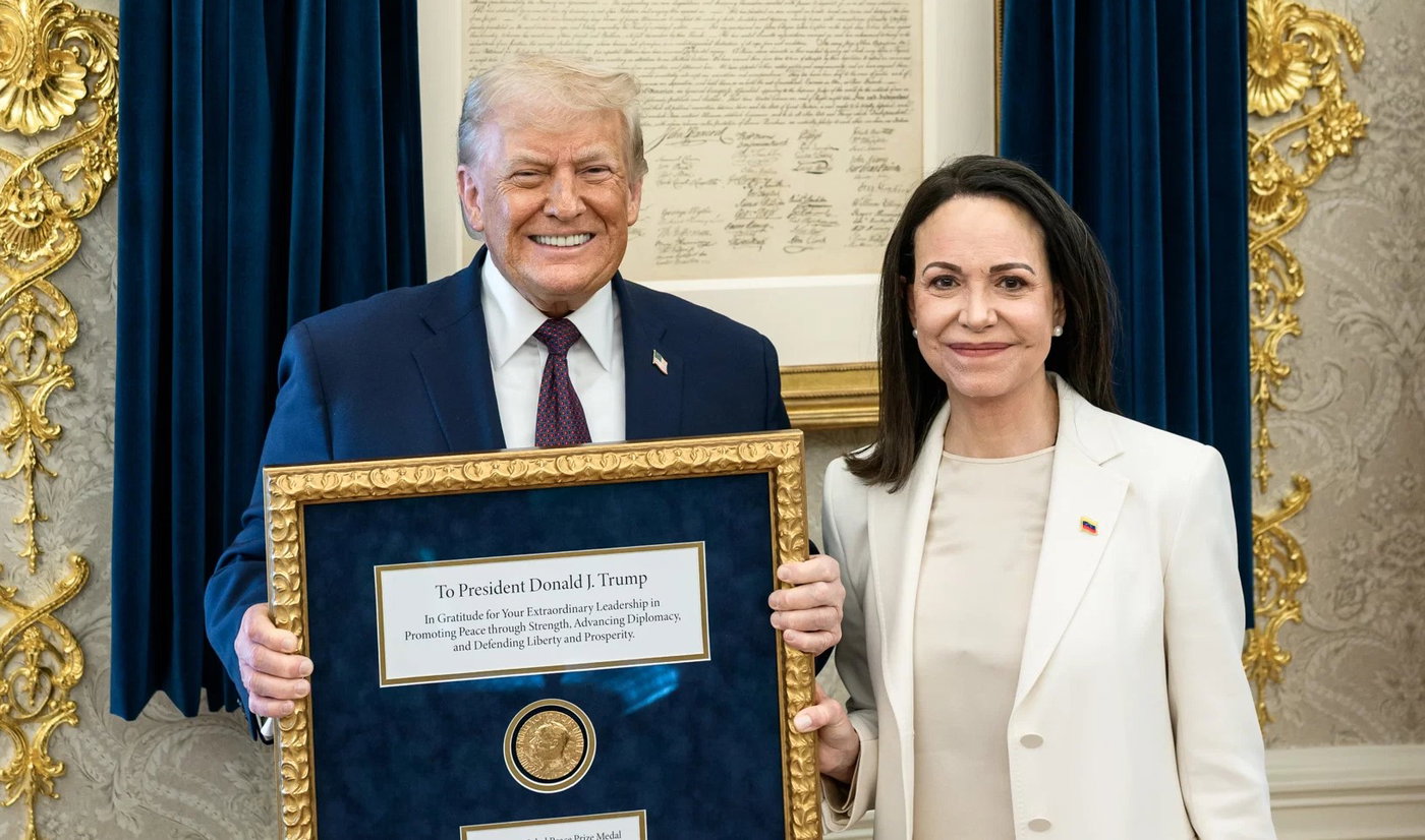 מנהיגת האופוזיציה של ונצואלה, מריה קורינה מצ'אדו, מעניקה לטראמפ את הפרס