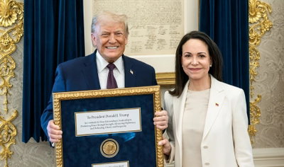 מנהיגת האופוזיציה של ונצואלה, מריה קורינה מצ'אדו, מעניקה לטראמפ את הפרס