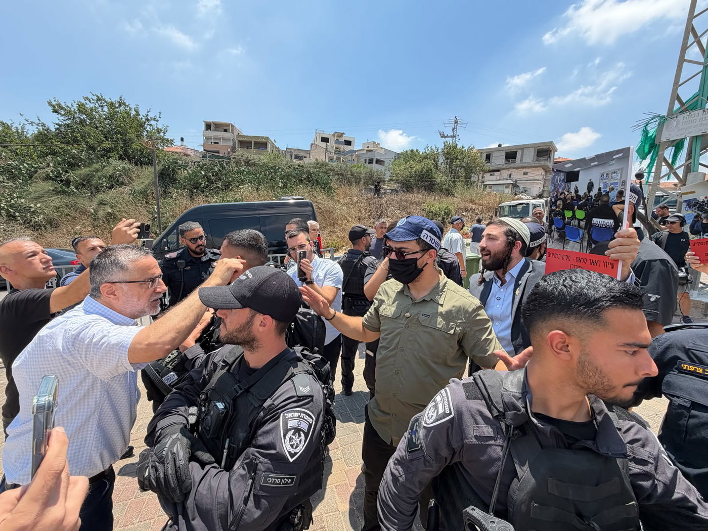 מהומה: ביקור סוער של צבי סוכות באום אל פחם, כל בתי הספר הושבתו