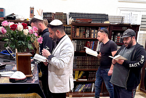 יהודים מתפללים בבית הכנסת שחטף את הקנסות