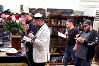 יהודים מתפללים בבית הכנסת שחטף את הקנסות