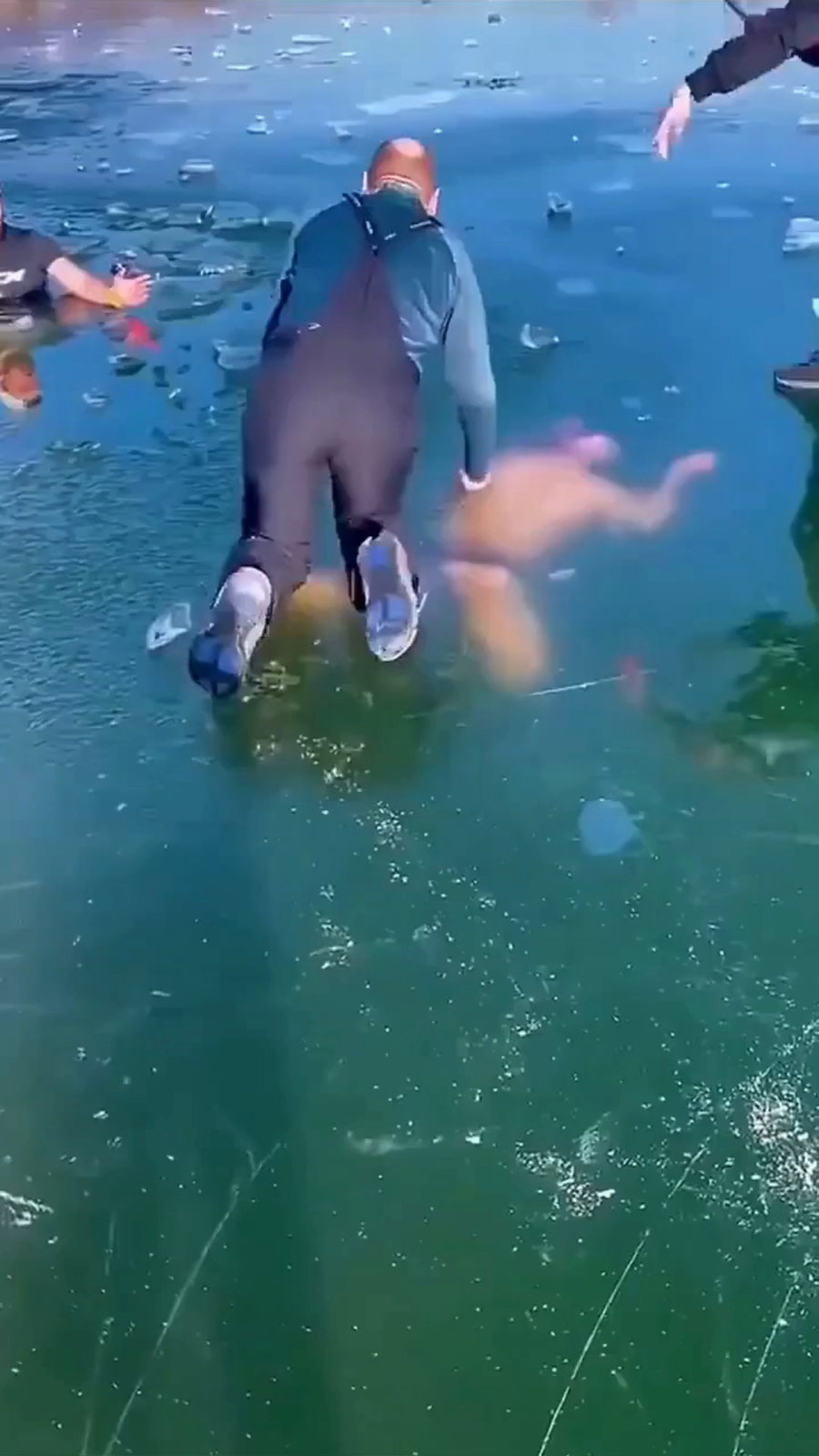 הפעלולן נלכד תחת הקרח