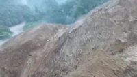 תיעוד מטורף: רוכב האופנוע נקלע למפולת בוץ - נסחף וניצל בנס