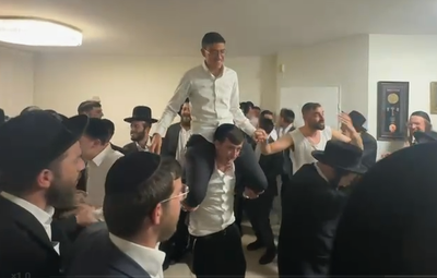 ניסיון מעצר תלמיד ישיבה הסתיים בריקודים | עשרות מפגינים הוזעקו למקום, המשטרה הצבאית נסוגה
