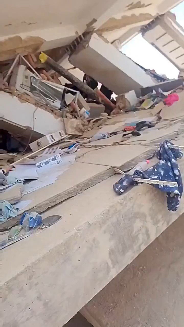 חיילים שודדים בין ההריסות בוונצואלה
