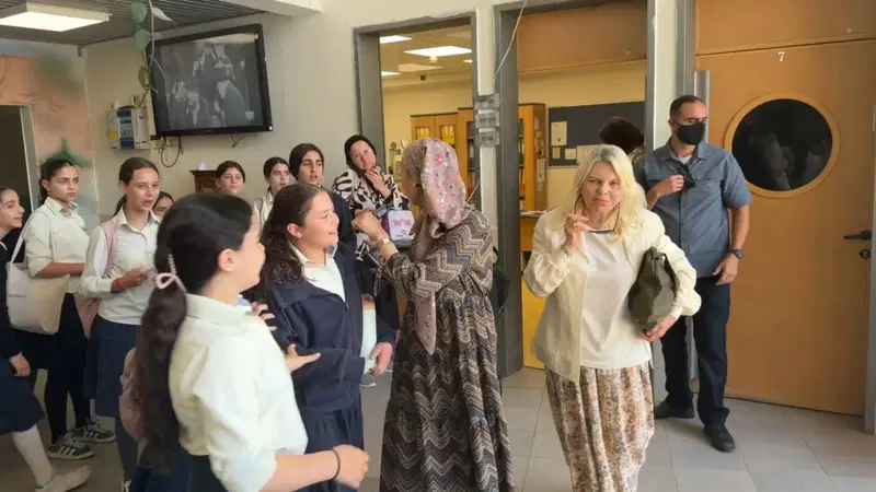 "ביי שרה": כך נפרדו תלמידות בית הספר החרדי מאשת ראש הממשלה | צפו