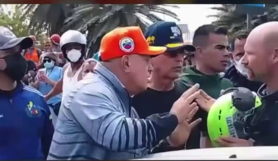 שר הפנים המפחיד של המשטר הוונצואלי, דיוסדאדו קאבלו, חוסם חברי משלחת חילוץ אמריקאית מסיוע לוונצואלים.