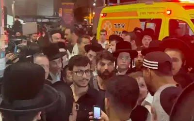 "תסתלק מפה, תחזור לקפלן": בחורי ישיבות תקפו את כתב חדשות 13 בעצרת בבני ברק 