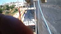 עם נשקים שלופים על הפיגומים: פועלי בניין נשלפים מהמחבוא באזור ירושלים 