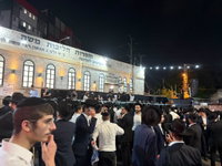"זעקה גדולה ומרה": החלה עצרת המחאה בבני ברק בהשתתפות גדולי התורה | צפו