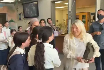 "ביי שרה": כך נפרדו תלמידות בית הספר החרדי מאשת ראש הממשלה | צפו
