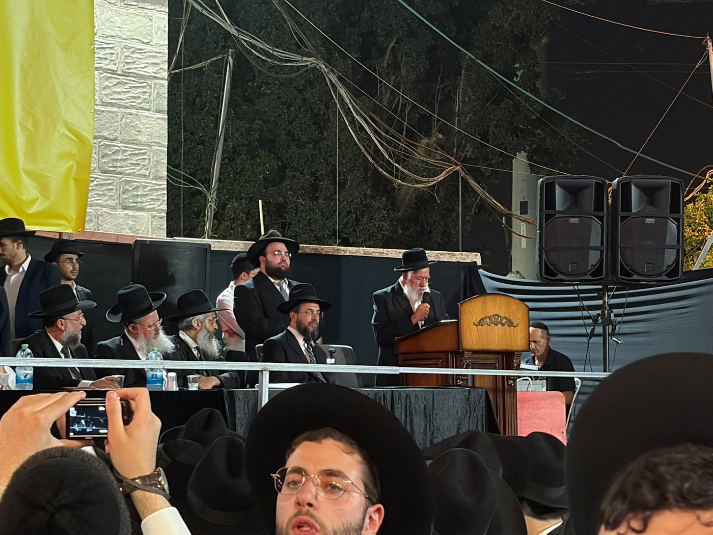 "זעקה גדולה ומרה": עצרת מחאה בבני ברק בהשתתפות גדולי התורה | צפו