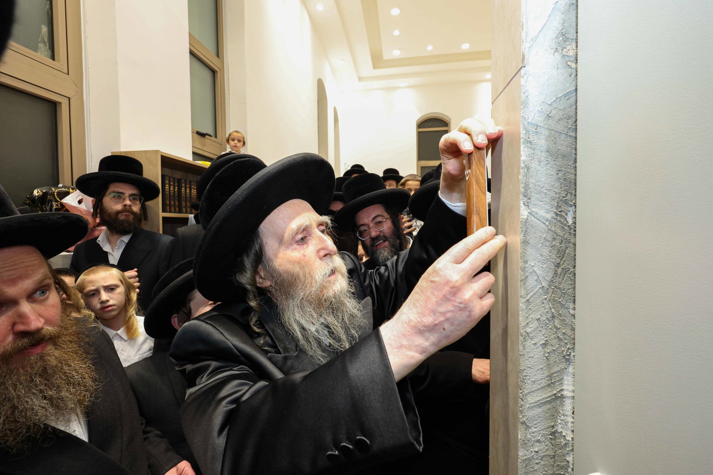 קביעת מזוזה ופתיחת השערים בערלוי בית שמש
